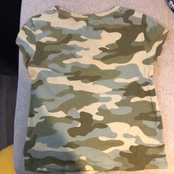 Gap Logo Tee with flip sequins. Small fits age 6-7 - Picture 3 of 3